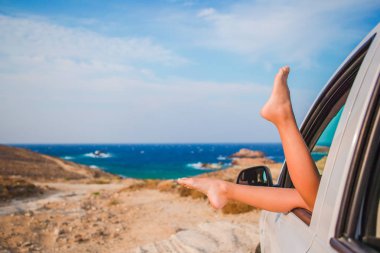 Yaz tatil, tatil, seyahat, yol çelme takmak ve insanlar konsepti - küçük kız ayak araba penceresinden gösterilen yakın
