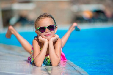 Açık Yüzme havuzunda mutlu kız onu tatil keyfini çıkarın