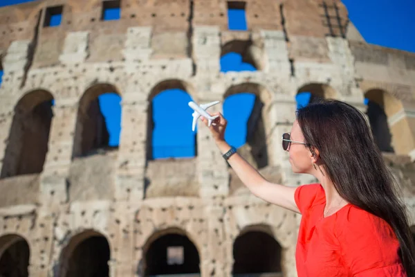 Menina feliz com desfrutar de férias europeias fundo Coliseu em Roma, Itália — Fotografia de Stock