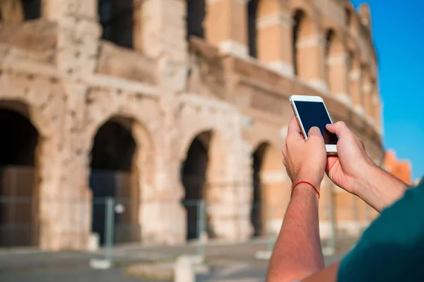 Closeup smartphone bakgrunn av Great Colosseum, Roma, Italia – stockfoto