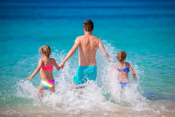 Pai e filhos na praia de areia branca — Fotografia de Stock