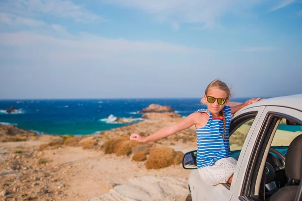 乘汽车背景惊人海景度假的小女孩 — 图库照片