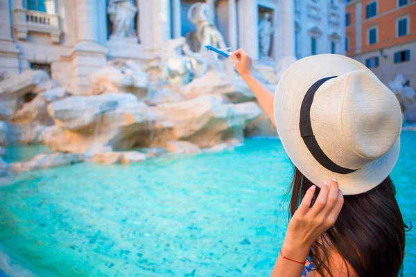 Mulher bonita perto da Fonte de Trevi, Roma, Itália. Menina feliz desfrutar de férias italianas férias na Europa . — Fotografia de Stock