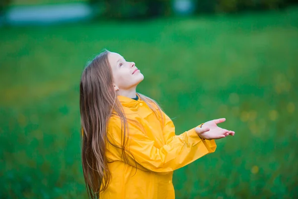 Kleines Mädchen genießt den Regen an einem warmen Herbsttag — Stockfoto