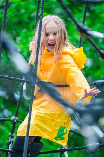 Feliz niña jugando en el patio al aire libre en el día de otoño — Foto de Stock