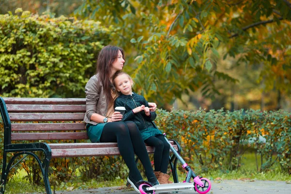 Adorabile bambina con mamma godersi la giornata autunnale nel parco autunnale all'aperto — Foto Stock