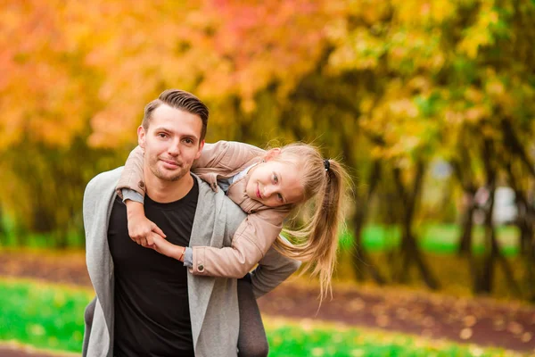 Familia feliz divirtiéndose el día de otoño —  Fotos de Stock