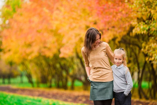 在秋天的家庭。母亲和孩子享受温暖的秋天 — 图库照片