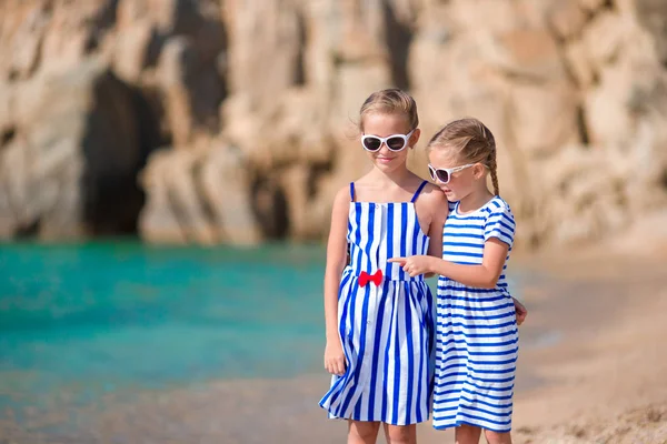 Meisjes op het strand in Europese vakantie — Stockfoto