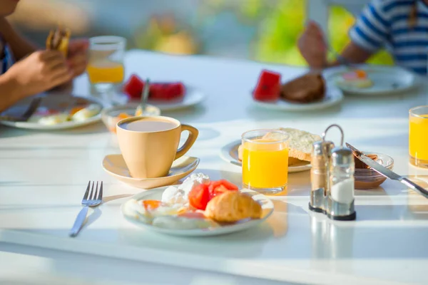 Здоровый завтрак в кафе на открытом воздухе — стоковое фото