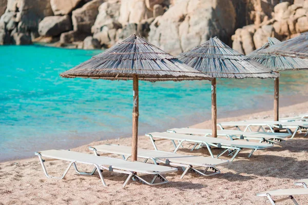 Beach wooden chairs and umbrellas for vacations on beach in Europe — Stock Photo, Image