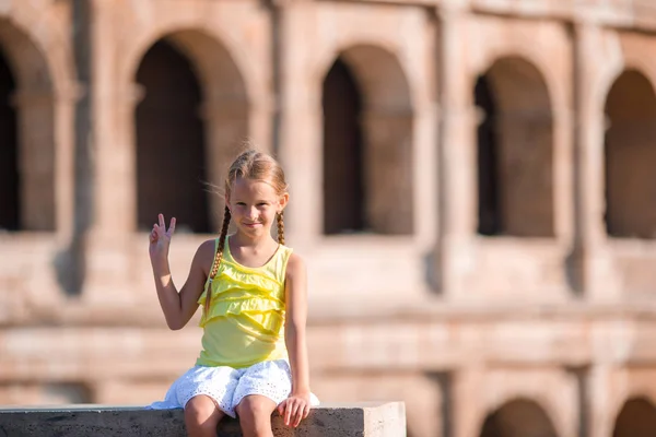 Adorabile bambina attiva che si diverte davanti al Colosseo a Roma, Italia. Bambino che trascorre l'infanzia in Europa — Foto Stock