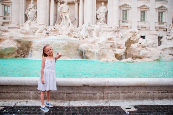 Adorable niñita en la Fuente de Trevi en Roma. Feliz niña disfrutar de sus vacaciones europeas en Italia — Foto de Stock
