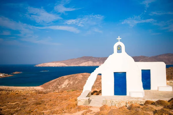 Geleneksel beyaz kilise Mykonos island, Yunanistan Deniz Manzaralı — Stok fotoğraf