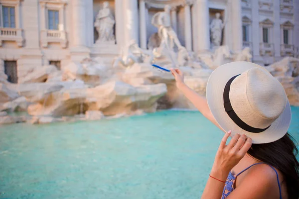 Mulher bonita perto da Fonte de Trevi, Roma, Itália. Menina feliz desfrutar de férias italianas férias na Europa . — Fotografia de Stock