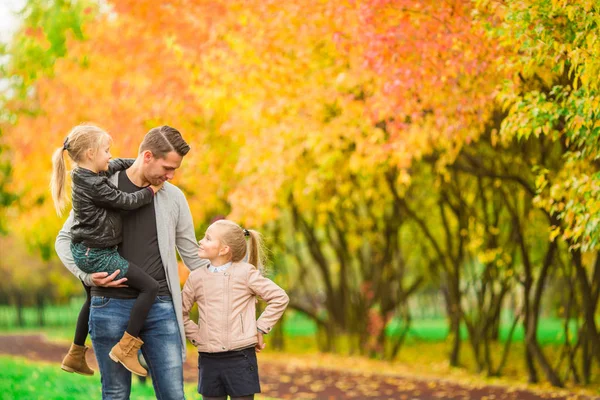 Familia divirtiéndose el día de otoño. Papá y los niños disfrutan el otoño —  Fotos de Stock