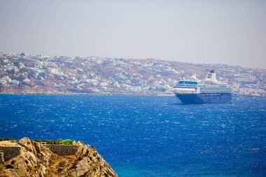 Deniz Manzaralı güzel manzara. Cruise liner Islands yakınındaki denizde. Mykonos island, Yunanistan