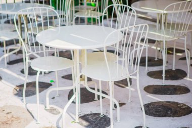 Beyaz masa sandalye yaz boş açık hava kafe Yunanistan ile