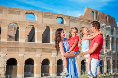 Avrupa'nın mutlu bir aile. Ebeveynler ve çocuklar Roma Kolezyum arka plan üzerinde. İtalyan Avrupa tatil birlikte