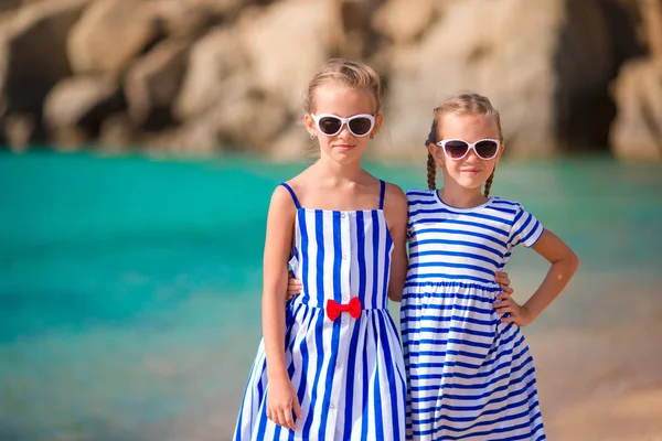 Meisjes op het strand in Europese vakantie — Stockfoto