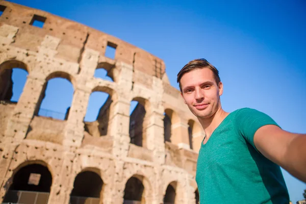 Joven tomando retrato de selfie frente al Coliseo en Roma, Italia — Foto de Stock