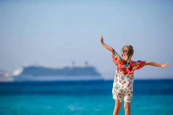 Adorable niña en la playa fondo grande lainer en Grecia —  Fotos de Stock