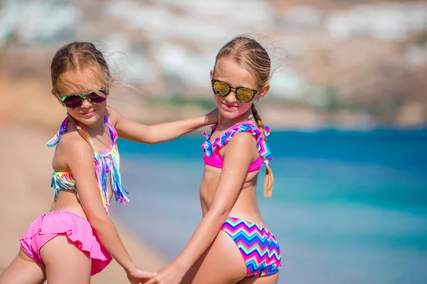 Ragazze sulla spiaggia in vacanza europea — Foto Stock