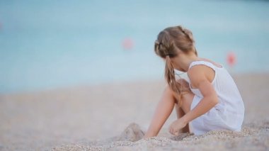Sevimli küçük kız Avrupa tatil sırasında kumsalda oynarken