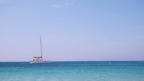 Hermoso paisaje con vista al mar. Barco solo en el mar cerca de las islas. Isla de Mykonos, Grecia — Vídeo de stock
