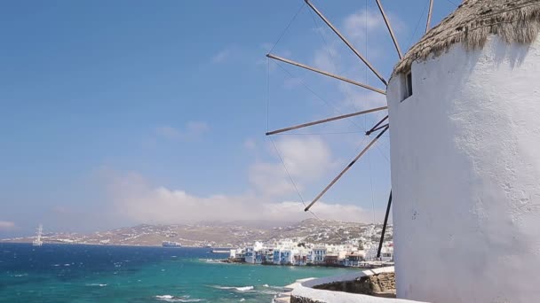 Beroemde weergave van traditionele Griekse windmolens op Mykonos eiland bij zonsopgang, Cycladen, Griekenland — Stockvideo