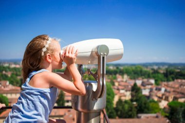 İşletilen sikke Toskana, İtalya küçük kasaba, terasta dürbün güzel küçük kız