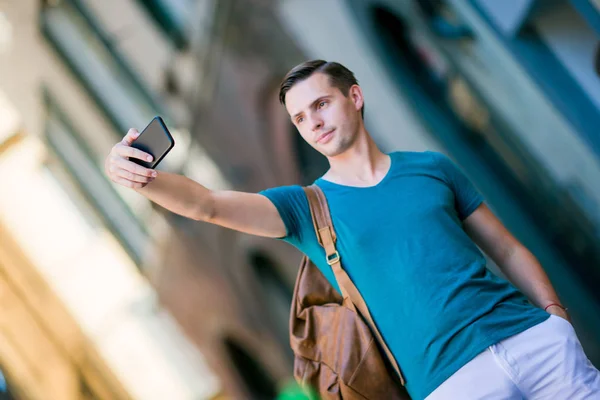 Kaukasische toeristische met smartphone in handen lopen langs de straten verlaten Italiaans in Rome. Stedelijke jongen op vakantie verkennen Europese stad — Stockfoto