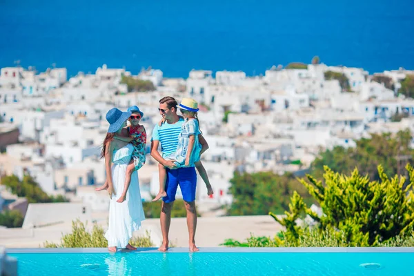 부모와 아 이들이 Cyclades를 그리스에 야외 수영장 배경 미코노스 타운에 — 스톡 사진