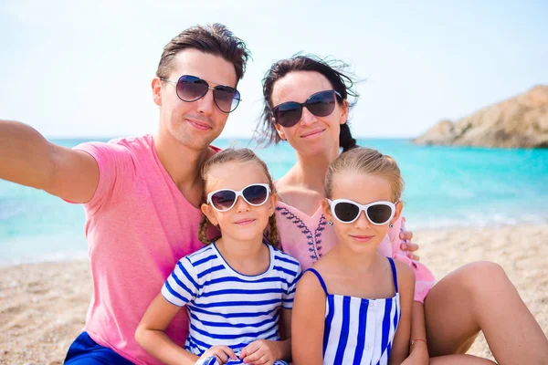 Jonge mooie familie nemen selfie op het strand — Stockfoto