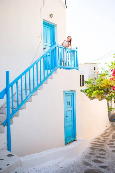 As ruas estreitas da ilha grega com varandas azuis, escadas e flores. Bela arquitetura exterior do edifício com estilo cíclico . — Fotografia de Stock