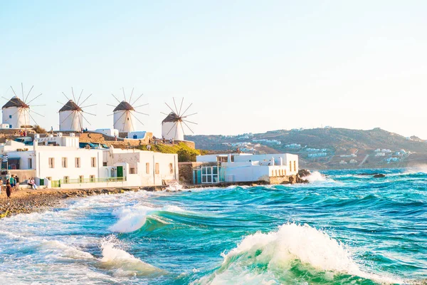 Vista famosa dos moinhos de vento gregos tradicionais na ilha de Mykonos ao nascer do sol, Cyclades, Grécia — Fotografia de Stock
