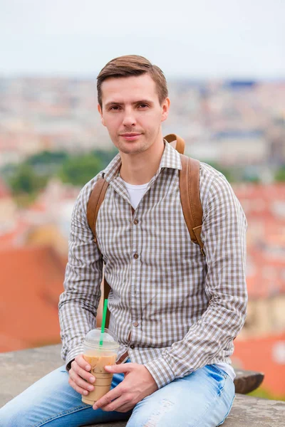 Jonge stedelijke man drinken koffie achtergrond Europese stad buitenshuis — Stockfoto