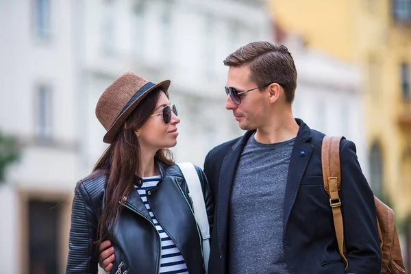 Um casal feliz a andar na Europa. Amantes sorridentes desfrutando de paisagem urbana com marcos famosos . — Fotografia de Stock