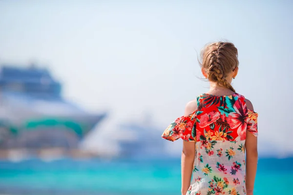 Küçük şirin kız görünümünü arka görünümü bağlantı noktasının zevk ve çiğ lainer cruise — Stok fotoğraf