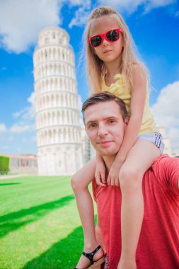 Aile portresi. Pisa 'daki Öğrenme Kulesi. Pisa - Avrupa 'nın ünlü yerlerine seyahat.