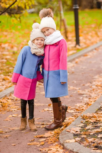 Piccole ragazze adorabili all'aperto in calda giornata d'autunno soleggiata — Foto Stock