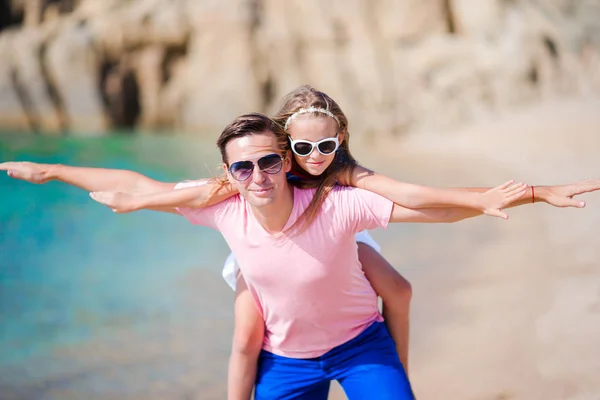 Vater hat Spaß mit seinem entzückenden kleinen Mädchen am Strand — Stockfoto