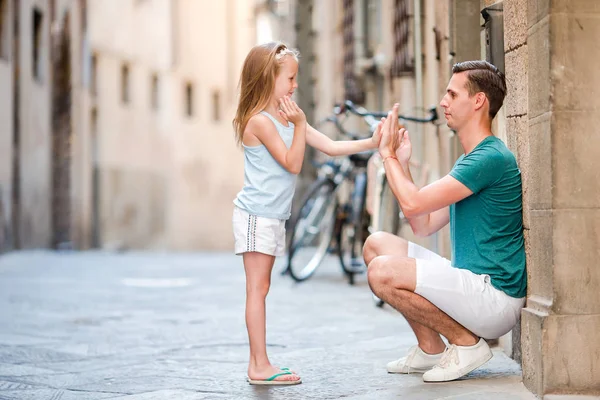 Rodzina w Europie. Szczęśliwy ojciec i mała urocza dziewczyna w Rzymie podczas letnich włoskich wakacji — Zdjęcie stockowe