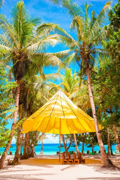 Beautiful tropical beach with palm trees, white sand, turquoise ocean water and blue sky — Stock Photo, Image