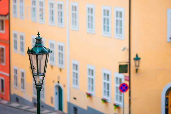 一个温馨的街头在布拉格一盏灯。欧洲城市与细节与特点 — 图库照片