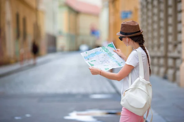 Mooie vrouw op zoek naar toeristische stadsplattegrond in Rome, Italië. Gelukkig meisje genieten van Italiaanse vakantie in Europa. — Stockfoto