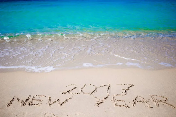 2017 Nieuwjaar geschreven in het witte zand — Stockfoto