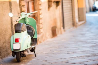 Eski şehrin sokakta ışık mavi scooter. Eski klasik Avrupa Şehir öğeleri