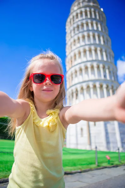 イタリア、ピサの斜塔 selfie 背景を撮っている女の子 — ストック写真