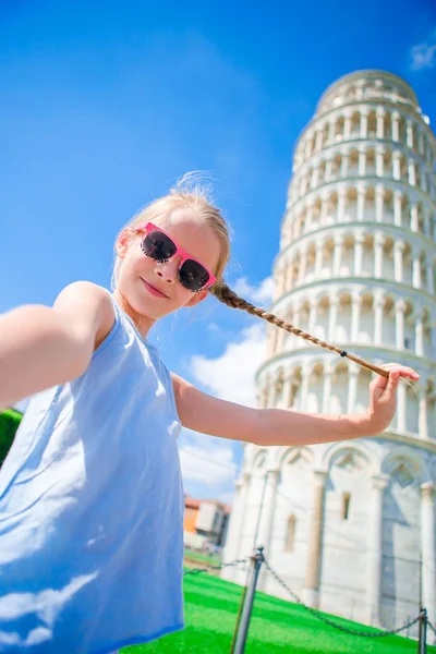 Little girl taking selfie background the Leaning Tower in Pisa, Italy — Stock Photo, Image